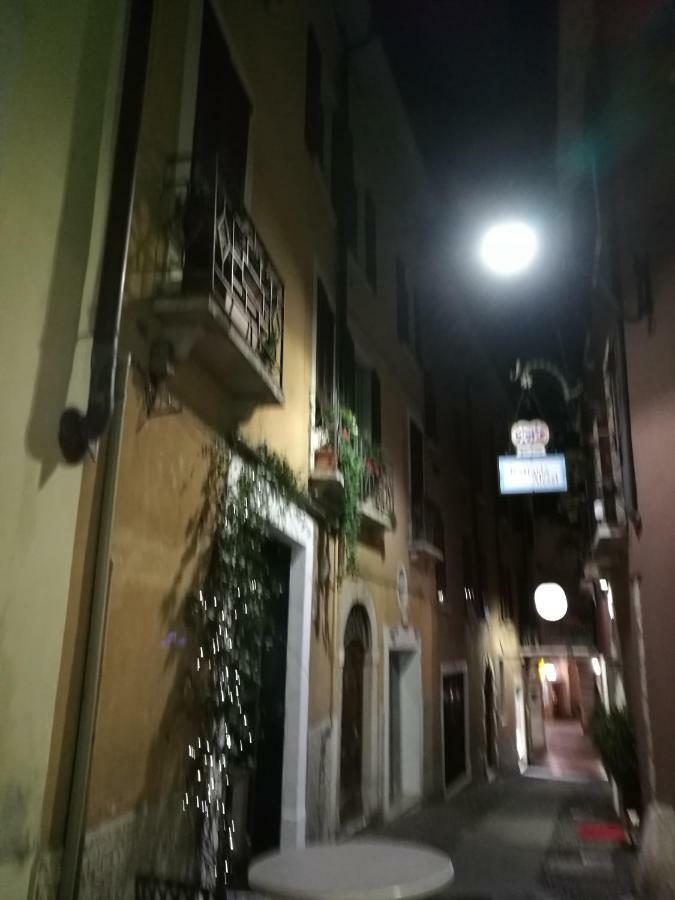 Dreamy Apartment Tre Corone Old Town Desenzano del Garda Dış mekan fotoğraf